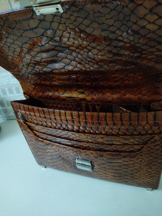 Кожаный портфель