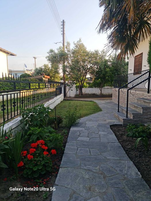 Продава три чудесни апартамента по 55 м2 в прекрасно оформен двор 400 м2 в Аспровалта, Гърция