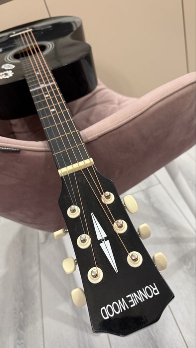 Продам акустическую гитару