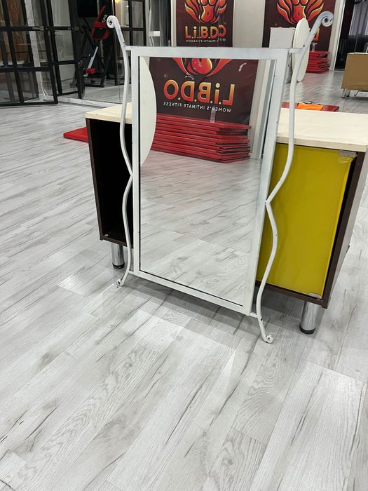 Кованое зеркало в металлической раме