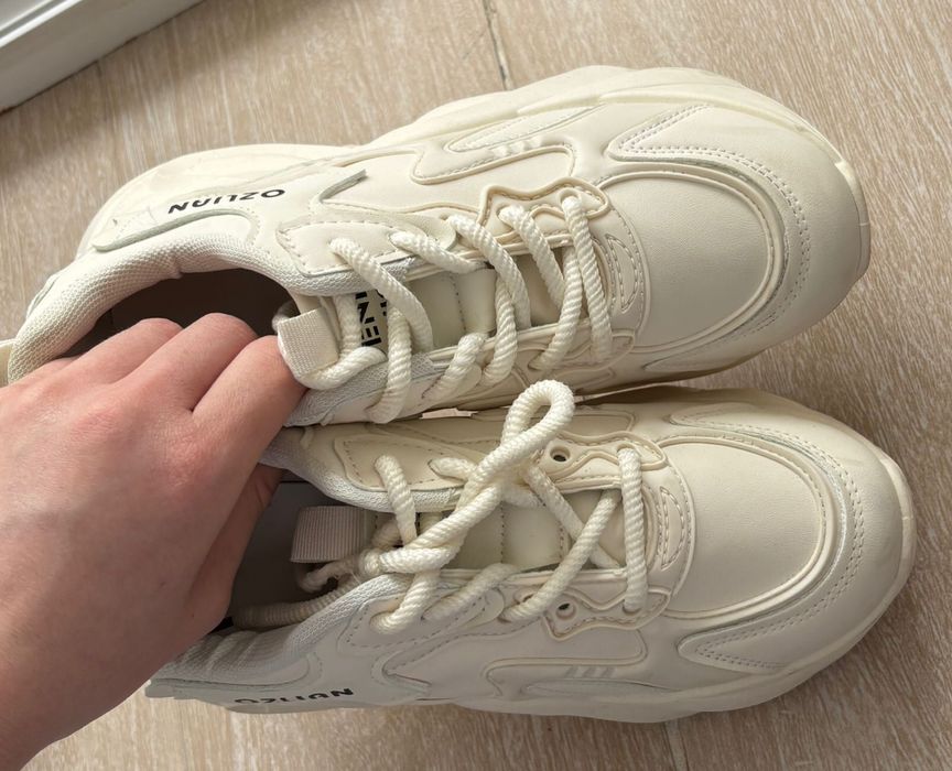 Белые Кроссовки.