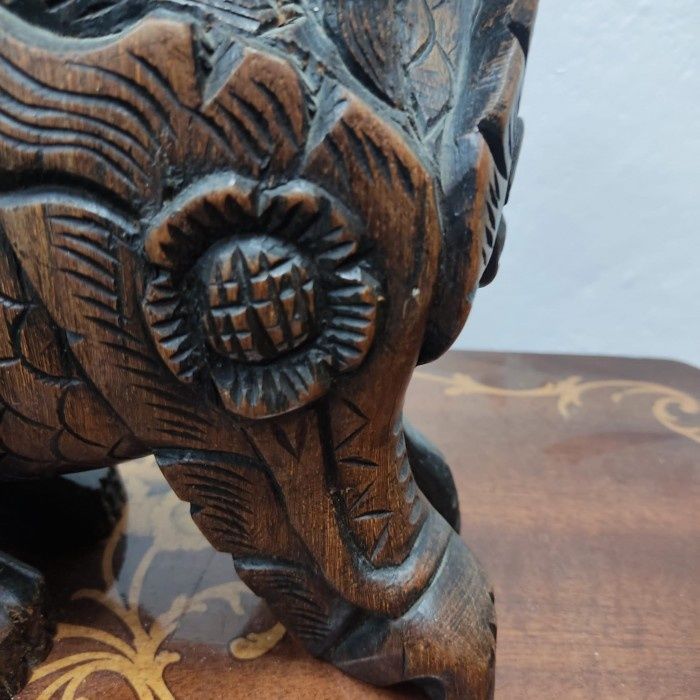 Superbă sculptura realizată din lemn masiv câine Fu ,piesa cu o lucrăt