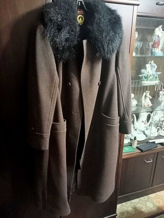 женское пальто.шерстяное. цвет коричневый.
