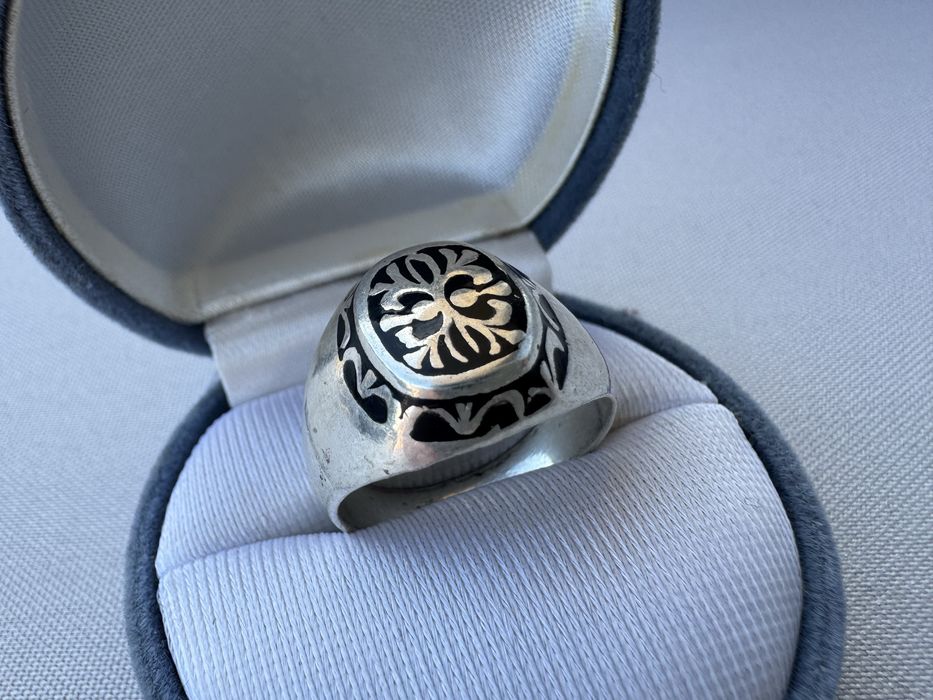 Ghiul barbatesc din argint si email