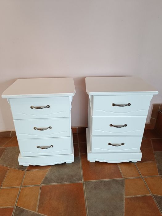 Noptiere model vintage din lemn masiv