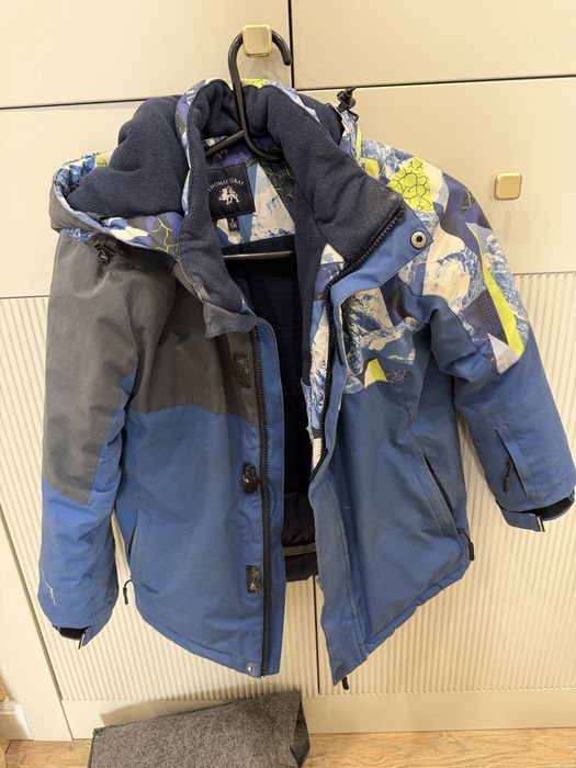 Отдам бесплатно детские зимние куртки