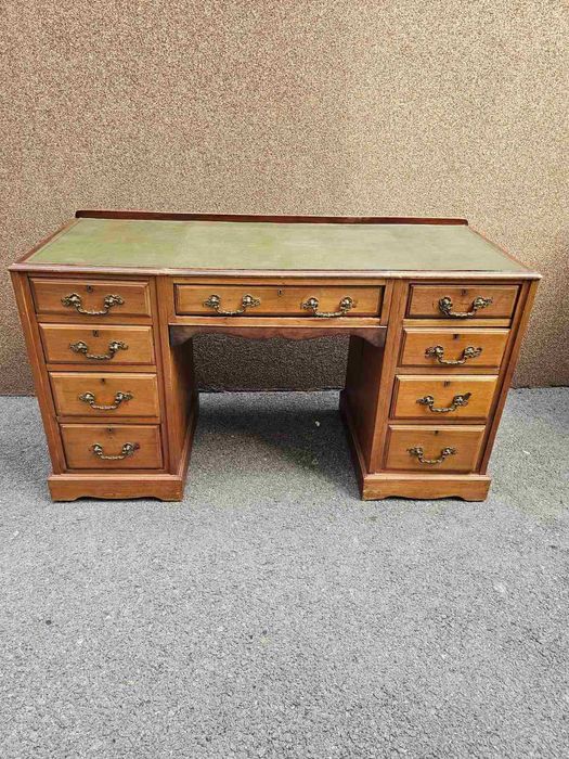 Бюро с кожа и обков от месинг