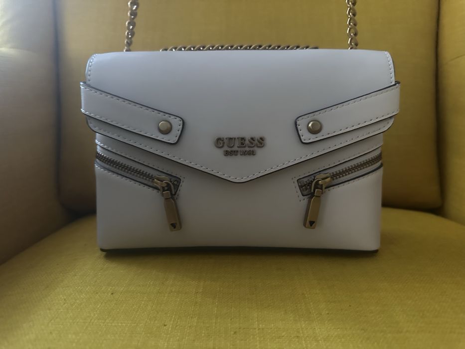 Poseta Guess noua