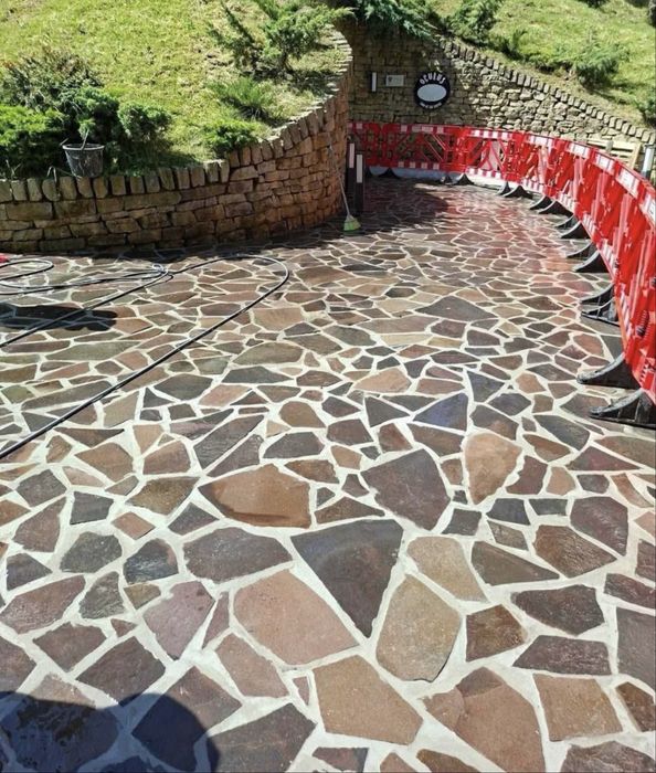 Executam lucrari din piatra naturala diferite nuante si dimensiuni