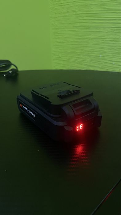 Продавам зарядни и батерии на YARD FORCE