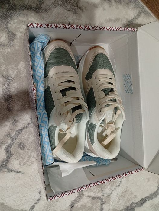 Продам две пары новых кроссовок