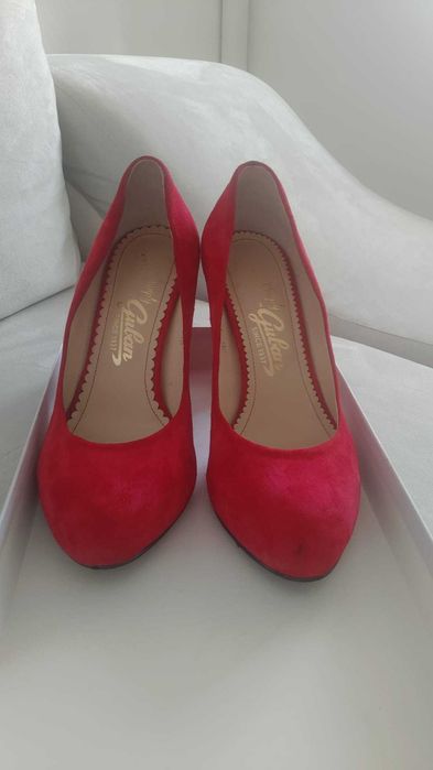 Pantofi roșii de piele întoarsă marca Guban