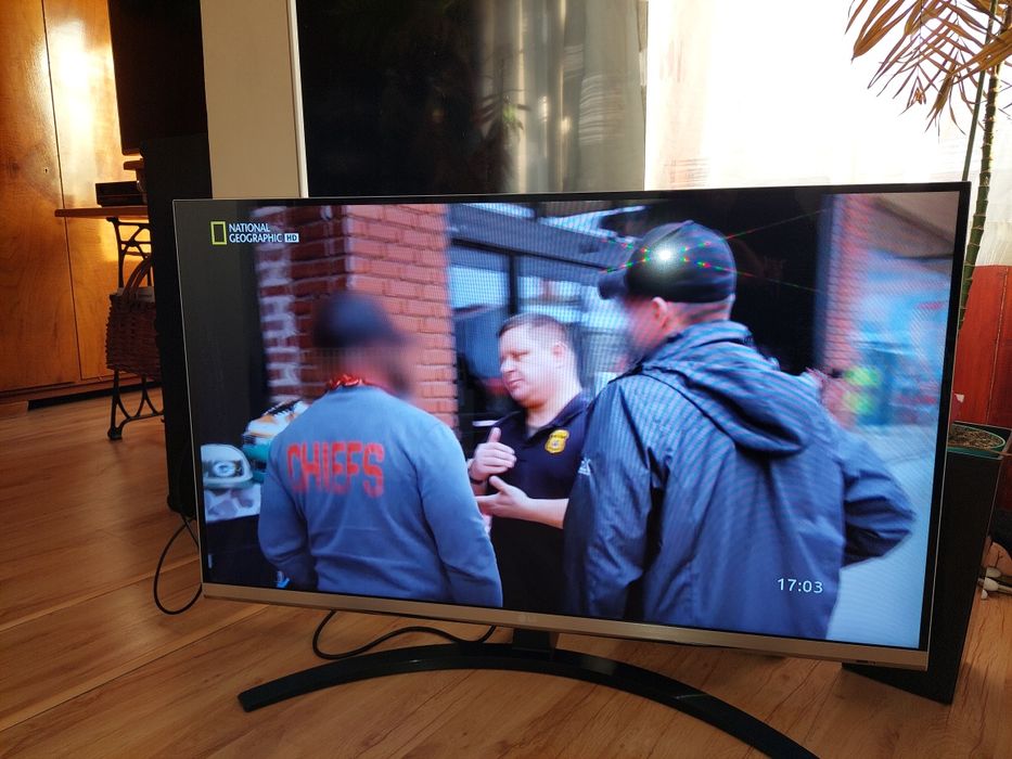 Продавам телевизор lg модел 47LM669S - ZC