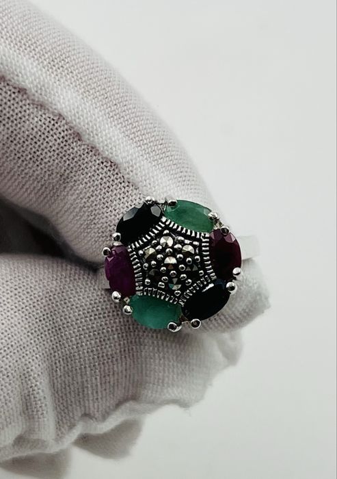 Сребърен пръстен с полускъпоценни камъни