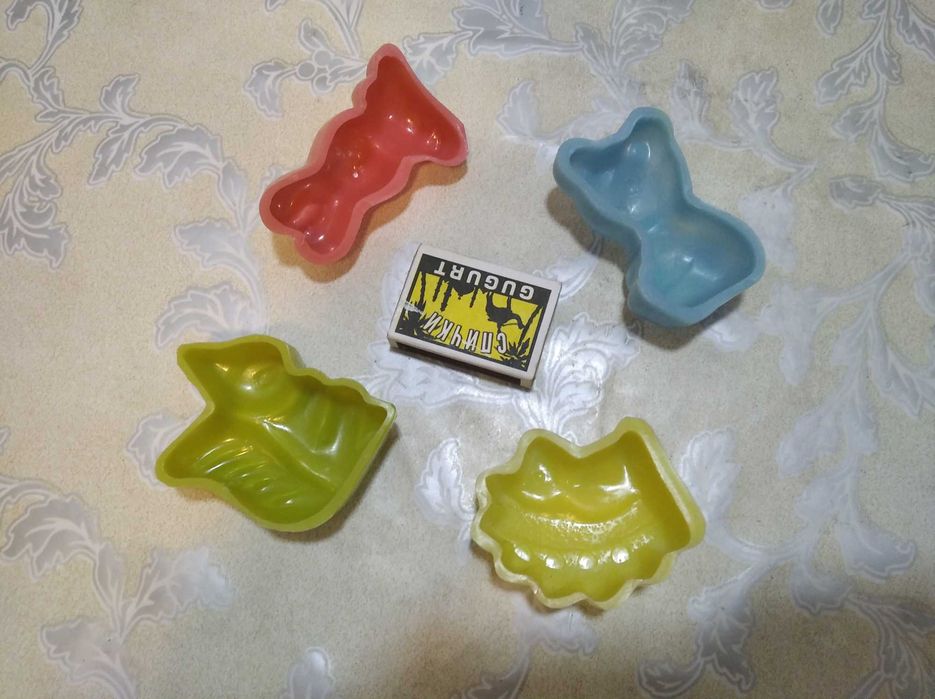 Игрушки, формы для песка.