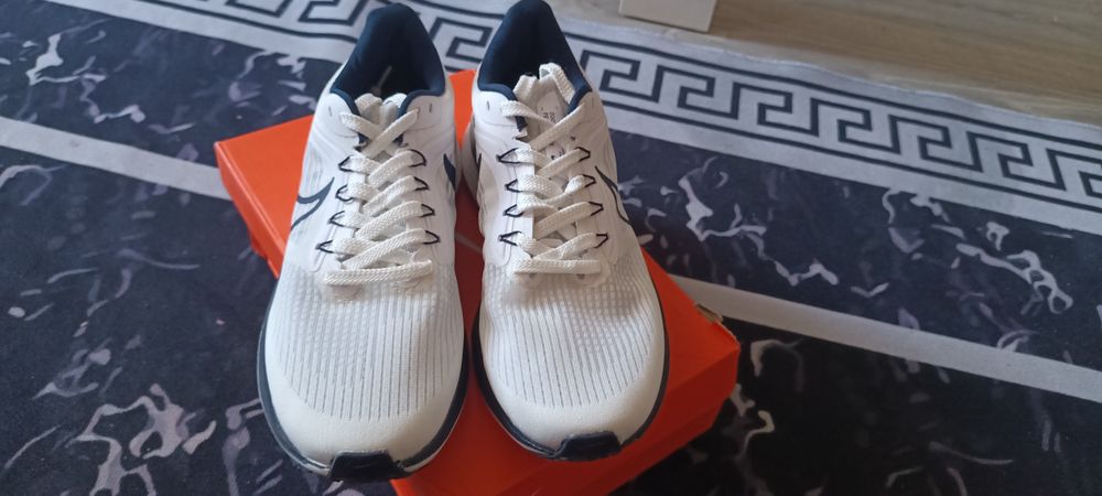 Новый кроссовки NIKE