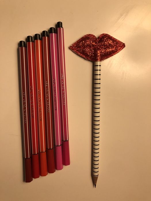 Моливи на hotel Marinela, цветни перящи се фулмастри, други моливи