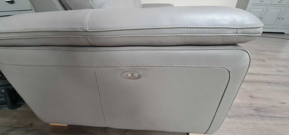 Италиански бежов кожен диван тройка с електрически релакс механизъм