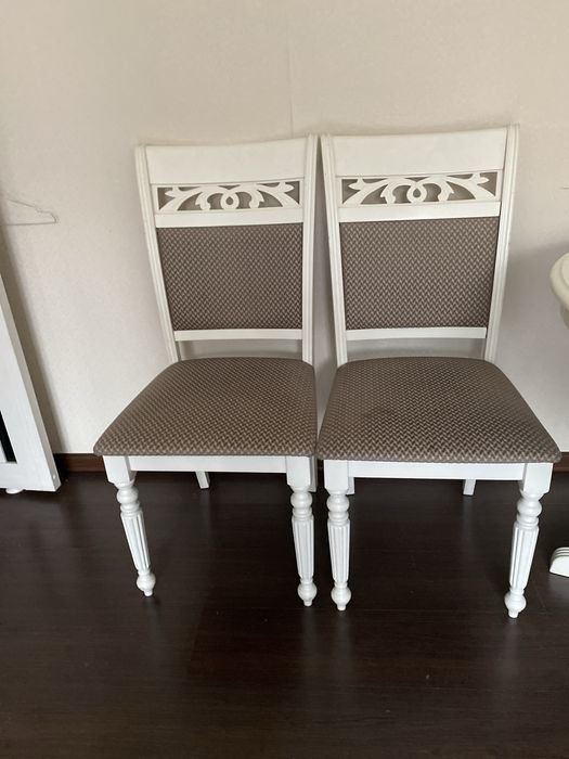 Продам стол и 6 стульев.