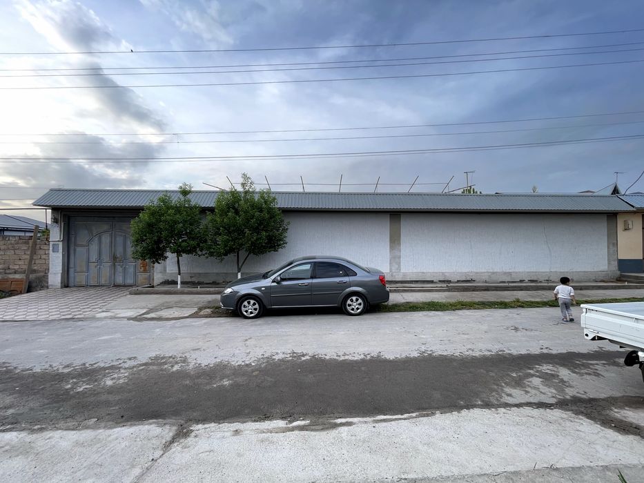 уй сотилади участка 10 соток 10 хона уй катта оилага мулжалланган