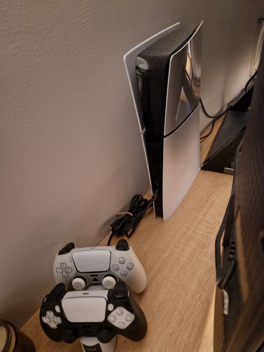 Vând PlayStation 5 Slim Digital 1tb, 2 controllere + cadou