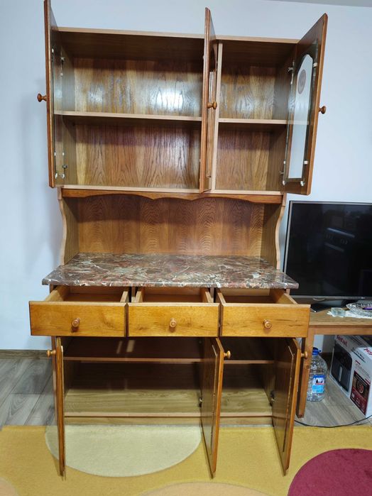 Bufet bucătărie cu uși din lemn și blat termorezistent