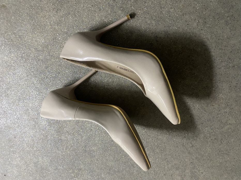 Продам бежевые туфли