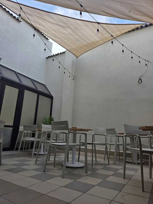 Mobilier cafenea / bistro de vânzare – scaune, mese, canapele (stare bună, folosite 2 sezoane)