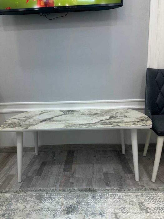 Продаю стильный дизайнерский стол