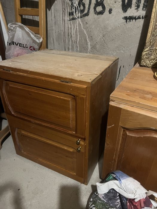 Шкаф от естествено дърво (чам)