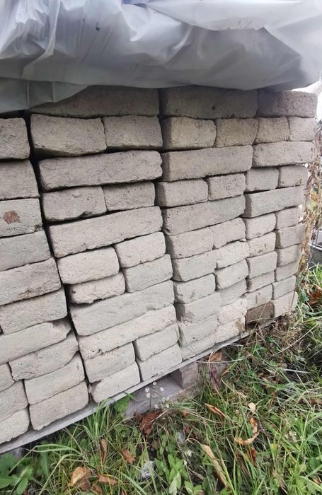 Cărămizi de lut, 2 lei bucata