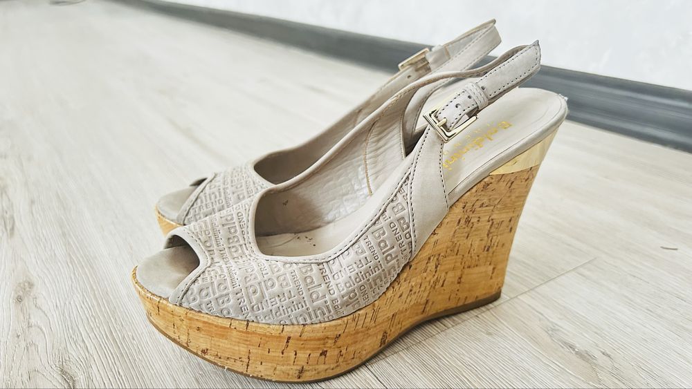 Продам босоножки