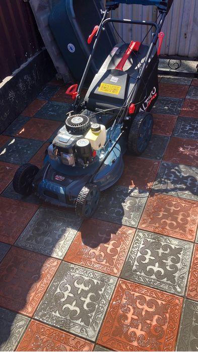 Газонакосилка бензиновая