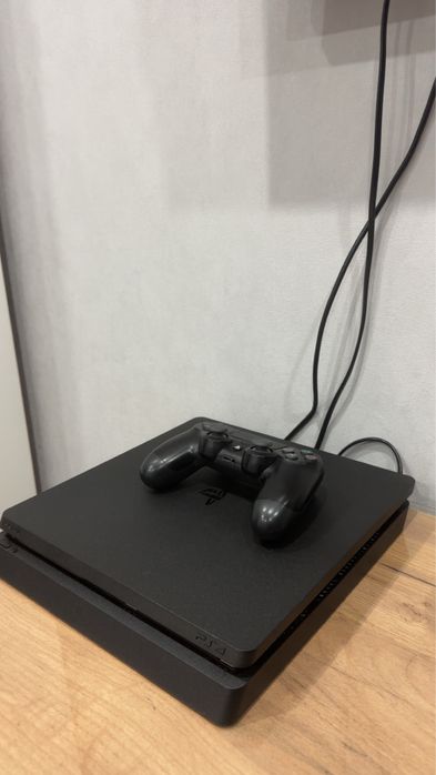 PlayStation 4 Slim в хорошем состояние