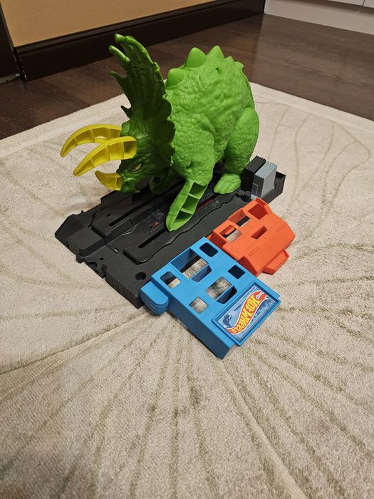 Продам набор Hot wheels, треки