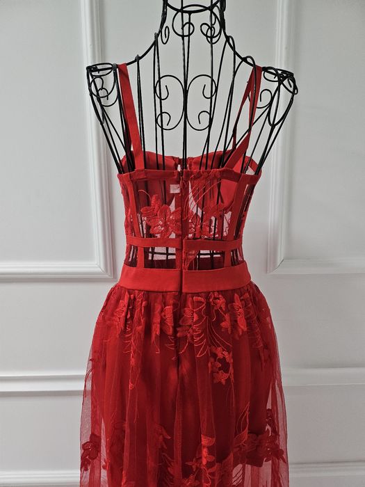 Нова рокля дантелена в S размер.