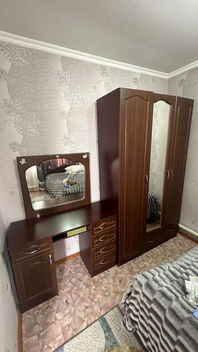 Срочно продам шкаф и комод с зеркалом