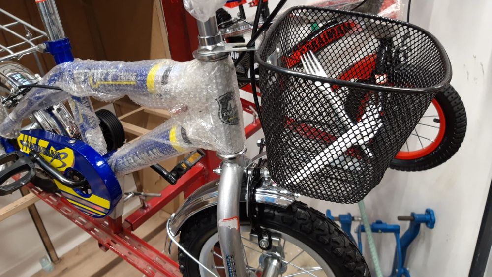 Bicicleta cu roata de 12 inch. Diverse culori. La bax. Noua!