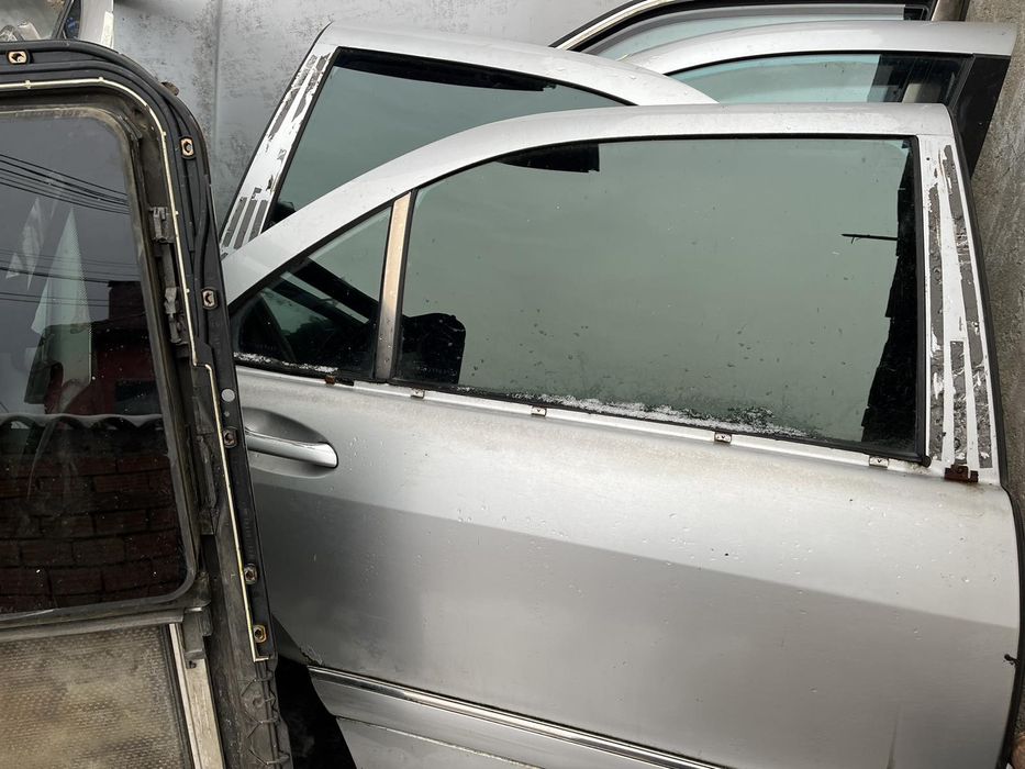 Продавам Mercedes w 220 на части