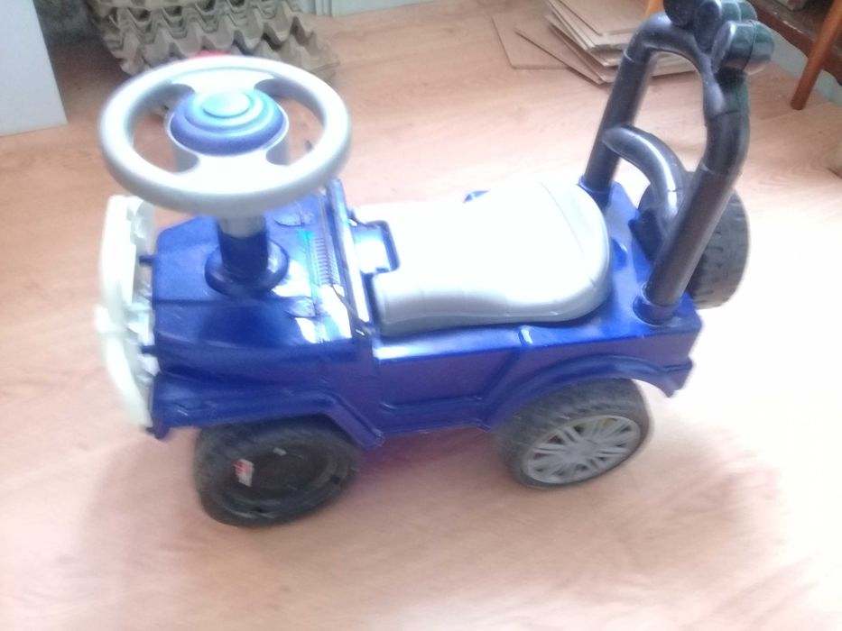 Небольшой детский джип, машинка для детей до 4-5 лет