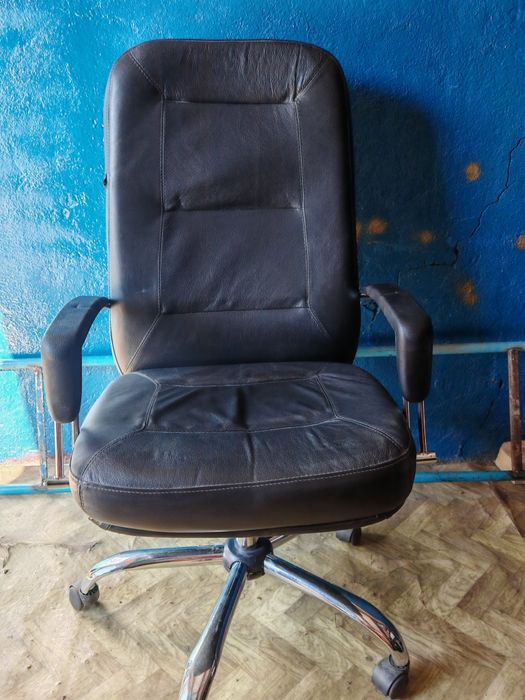 Продаю кресло есть пару коциков,