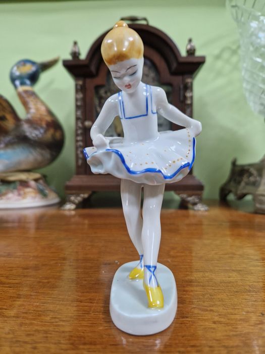 Превъзходна рядка антикварна унгарска порцеланова фигура Hollohaza