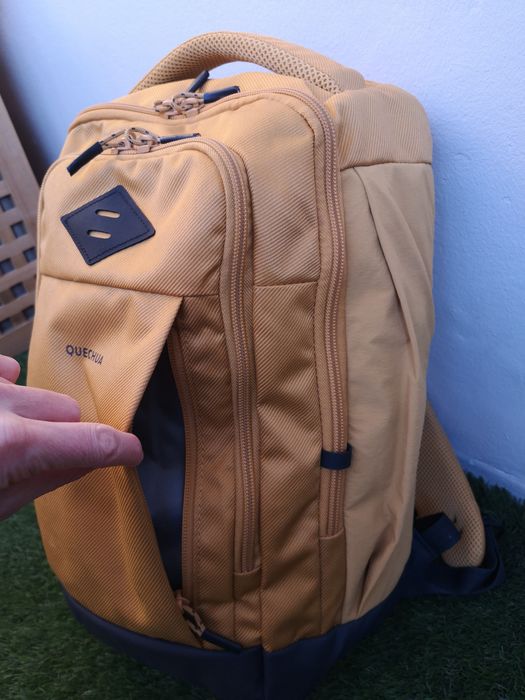 Rucsac Decathlon pt drumeție, 16L, cu buzunare, galben, aproape nou