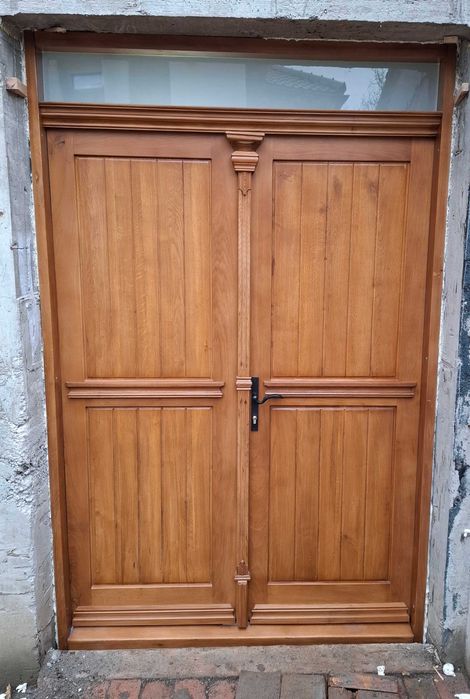 de vinzare usi,inerior exterior ,ferestre termopan scarii interioare mobila toate din lemn masiv,si reparatii,reconditionari/execut/