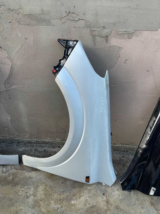 Aripă față stânga / dreapta Opel Astra H 2004–2010–culori gri și negru