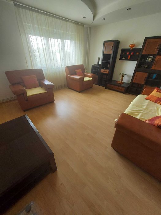 Vand apartament 3 camere, decomandat, zona Stefan cel Mare