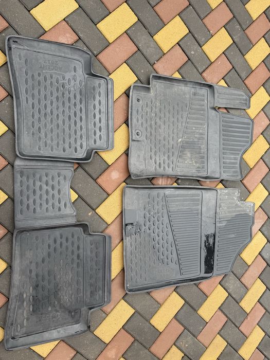 Продам коврики на хюндай