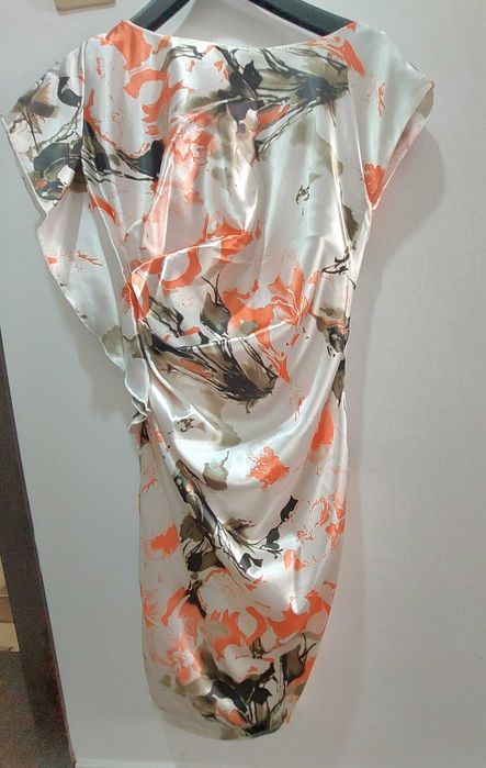 Сатенирана рокля с коралов акцент от Vivel fashion.