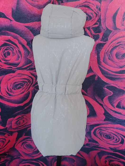 Бледо бежов дебел елек с качулка и връзки на талията Л