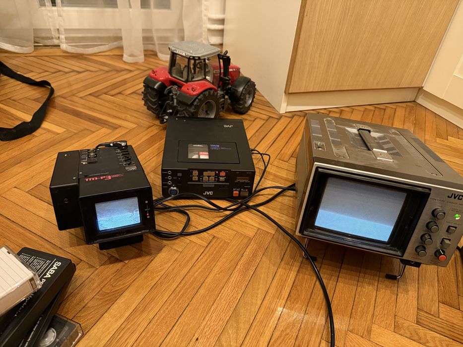 JVC monitoare CRT si Video VHS C portabile pentru Nintendo Sega PS1